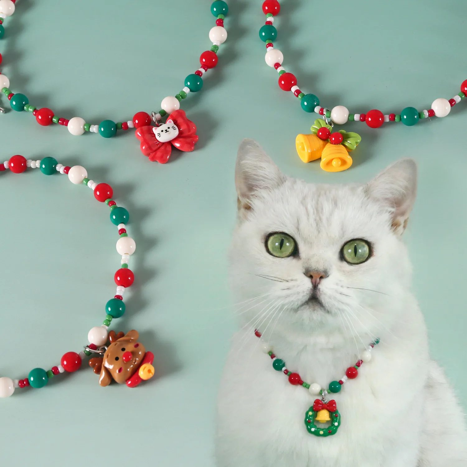 Collar navideño con cuentas y adornos festivos