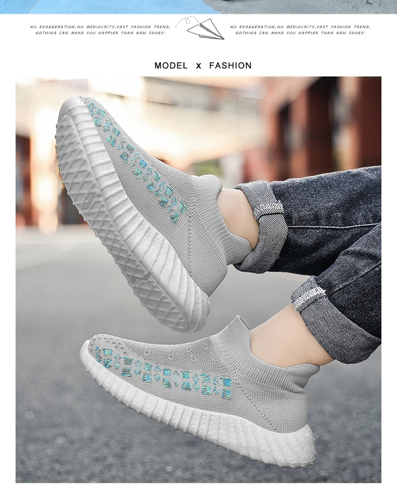Un par de zapatillas con un diseño que incluye una suela texturizada y una parte superior estampada con lo que parece ser un material brillante o reflectante. La persona que lleva las zapatillas solo es visible parcialmente, centrándose en el calzado.