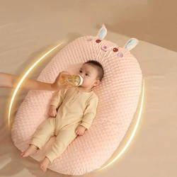 Almohada de lactancia inclinada para bebé - apoyo seguro en cama