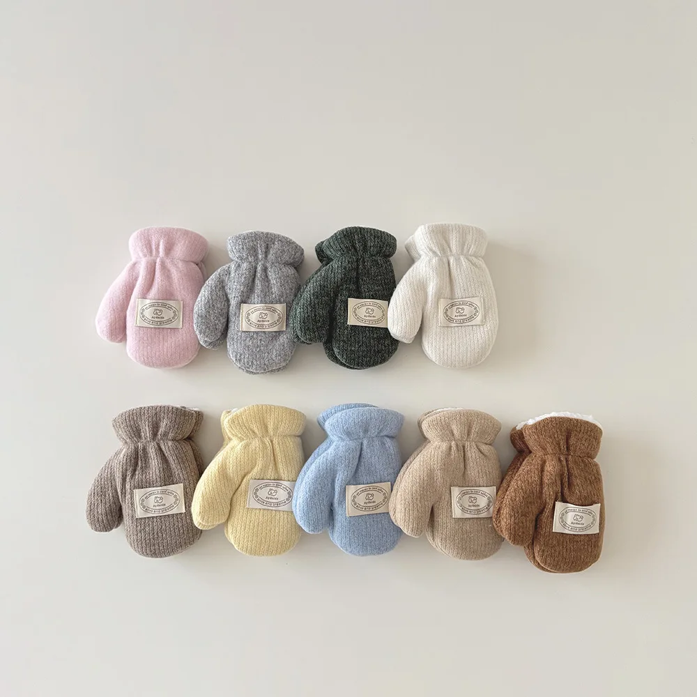 Guantes de invierno para niño mostrando el diseño de cuello integrado