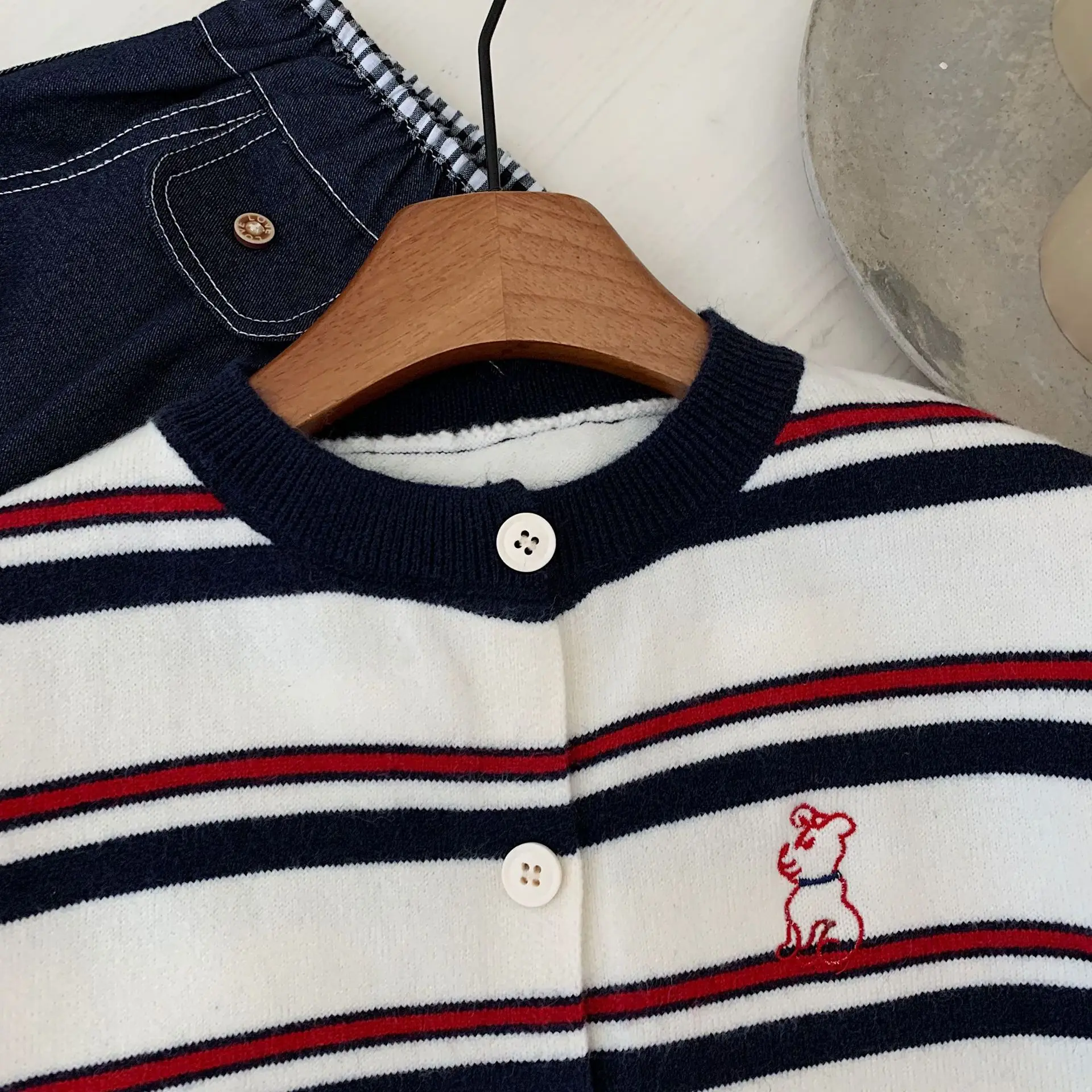 Suéter infantil en talla 140, prueba de ajuste