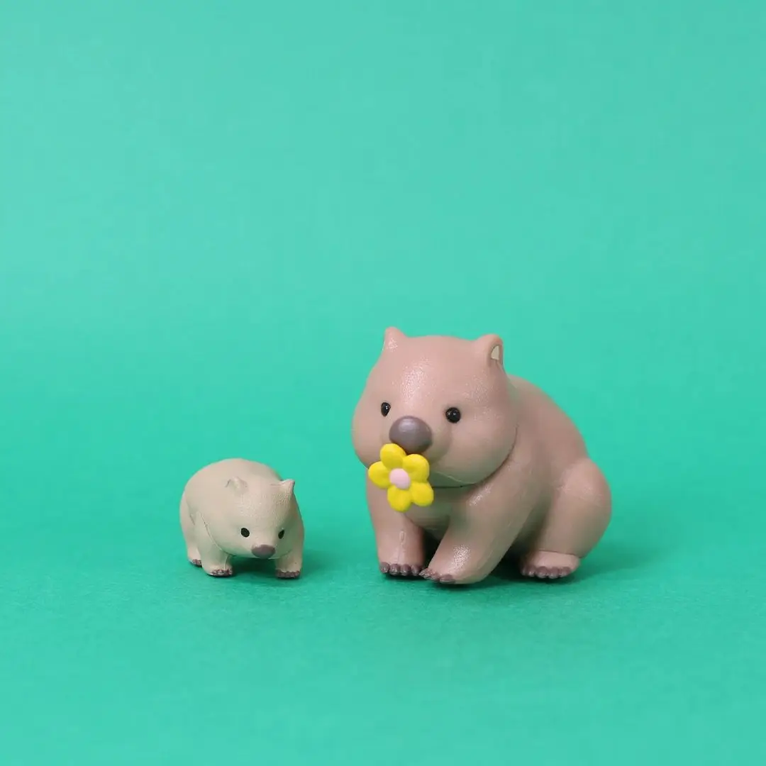 Tarlin Figura de juguete wombat gris con cría para niños - imagen 3