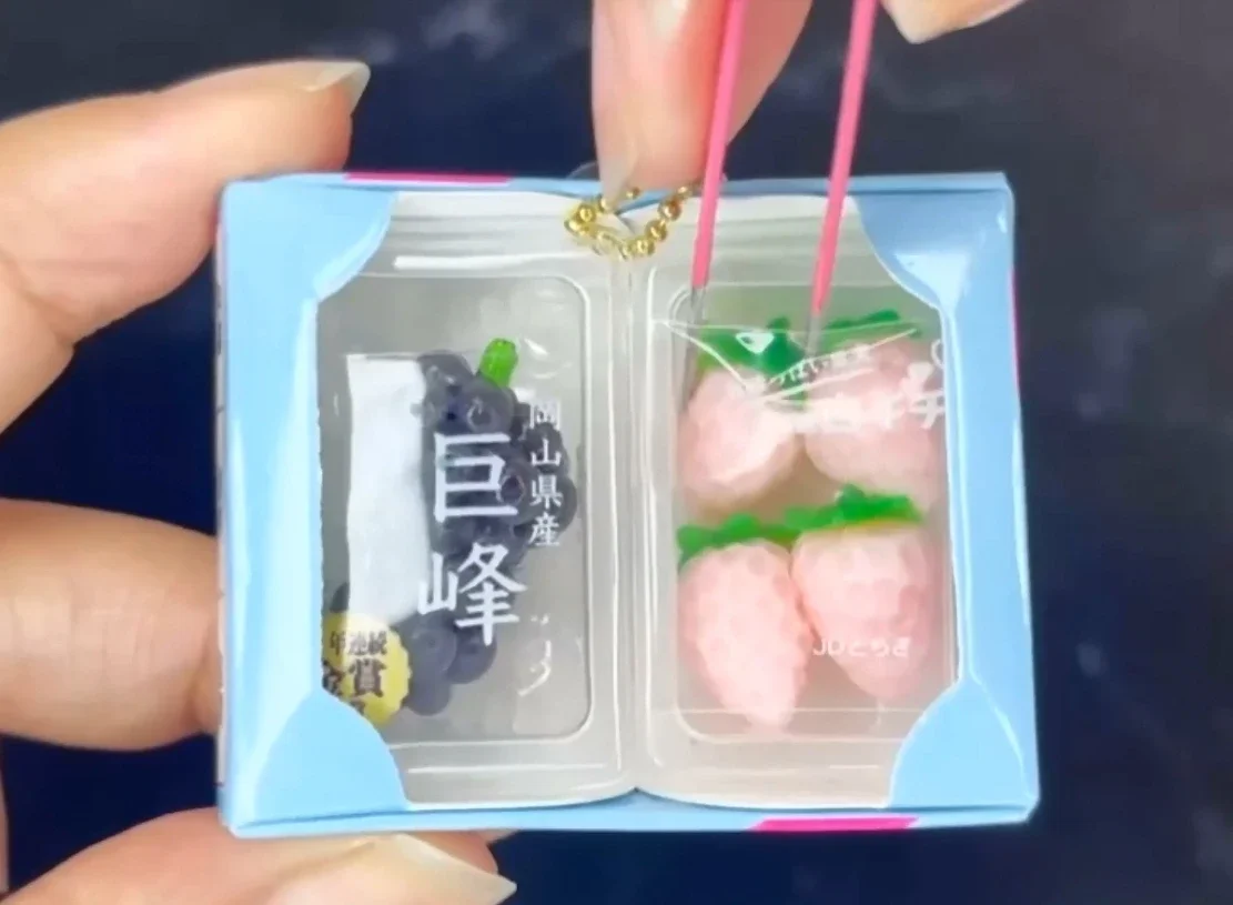 J.Dream cápsula de juguete kawaiii Punitto mascota de fruta en caja 3 miniaturas de casa de muñecas blandas de fresa y melocotón figura colgante de cadena de bolas - imagen 3