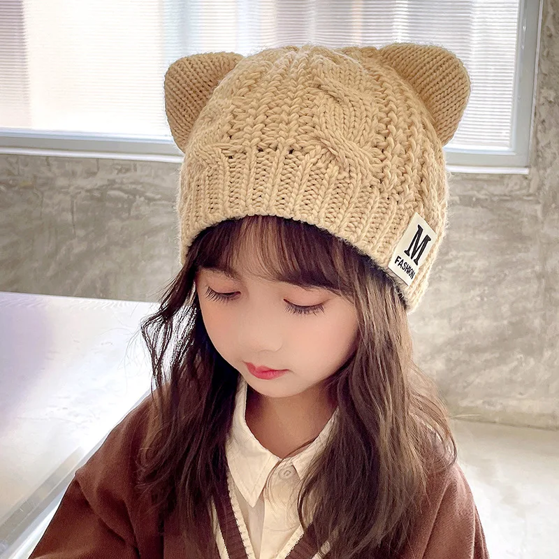 Gorro con orejas de gato tejido a mano, emblema M de felpa, gorro cálido de invierno para niños, gorro de ganchillo con protección térmica para orejas de gatito Kawaiii