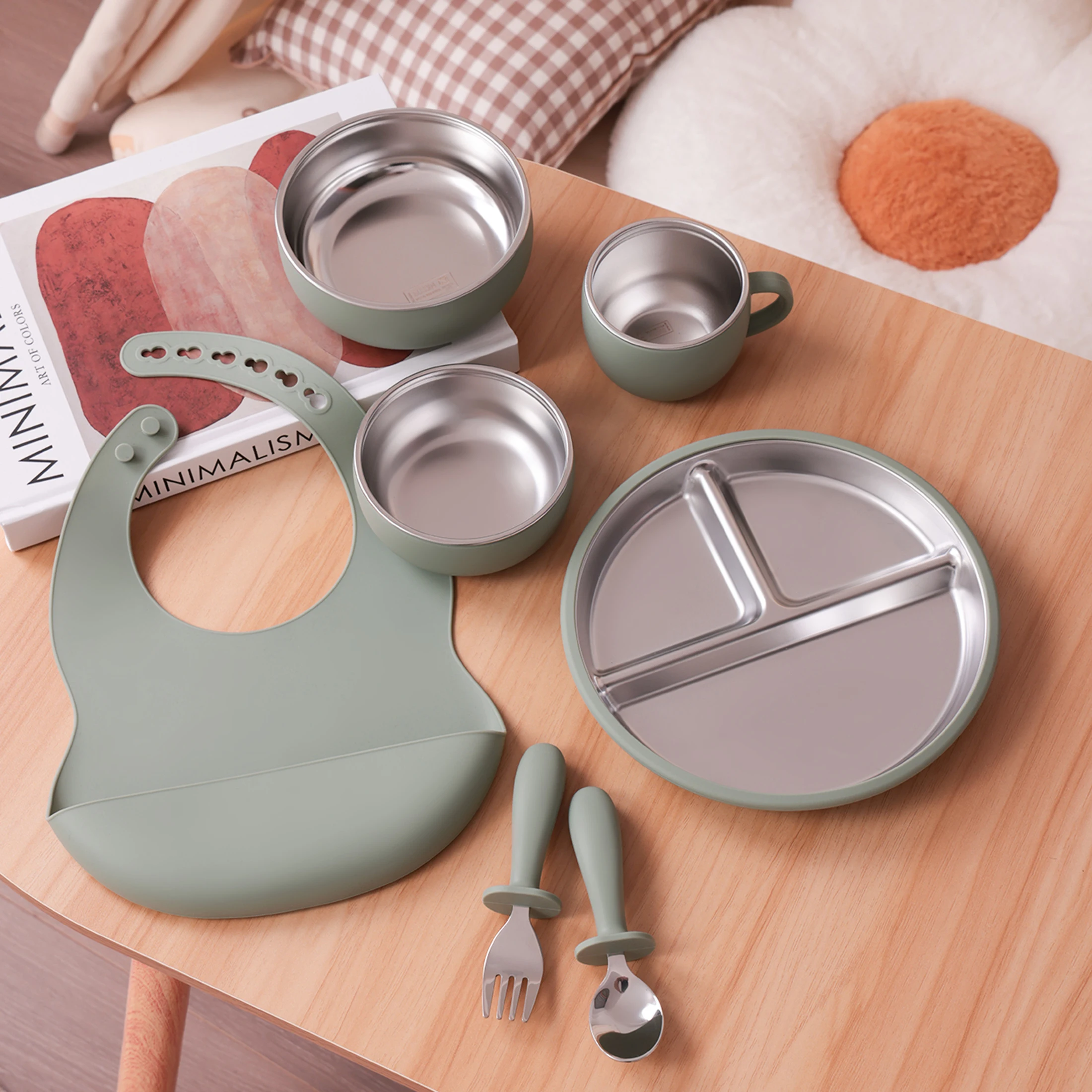 Plato dividido de silicona para bebé con cubiertos y babero
