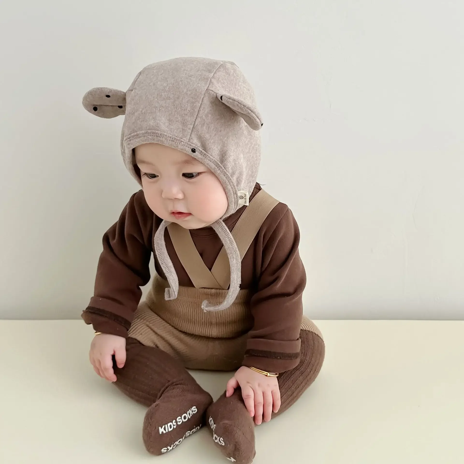 Bebé usando el gorro en sesión fotográfica