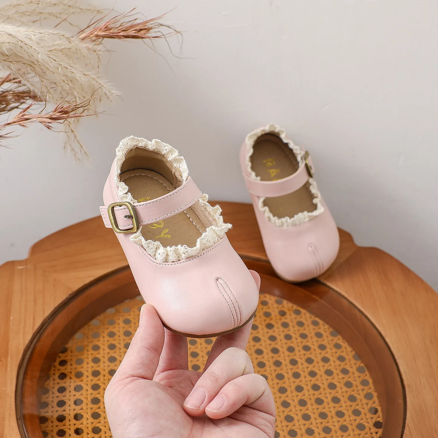 Zapatos de cuero informales para niñas de primavera, zapatos de princesa de encaje para fiesta, suela suave antideslizante, zapatos ligeros para niños pequeños - imagen 3