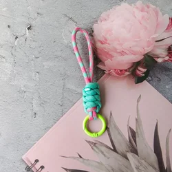Llavero antipérdida infantil con cordón trenzado moderno y práctico