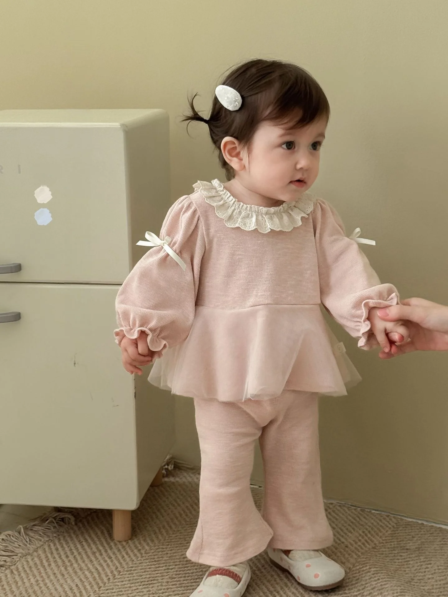 Nuevo conjunto de ropa de otoño para niños, blusa con volantes y lazo de malla y pantalones acampanados, conjunto de ropa para niñas de 2 uds, conjunto para niñas