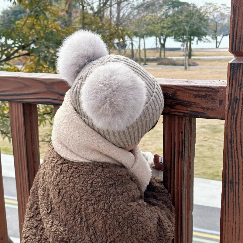 Gorro de punto de estilo europeo para niños con pompones dobles, gorro de invierno de hilo acrílico para bebés, gorro cálido, bonito gorro para niños pequeños - imagen 2