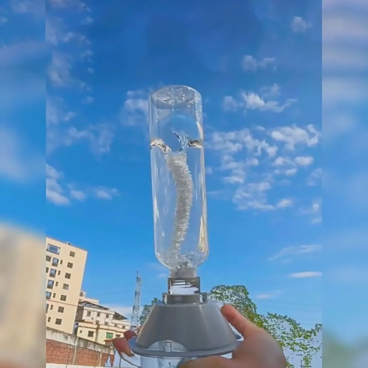 Kit tornado casero para niños – Experimento educativo de agua y viento - imagen 4