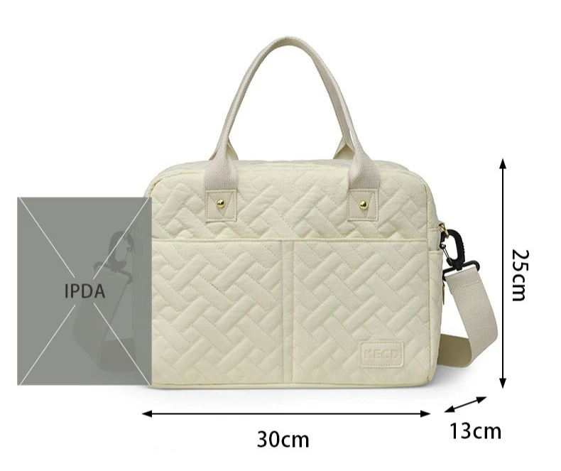 Bolso colocado en cochecito con correas visibles