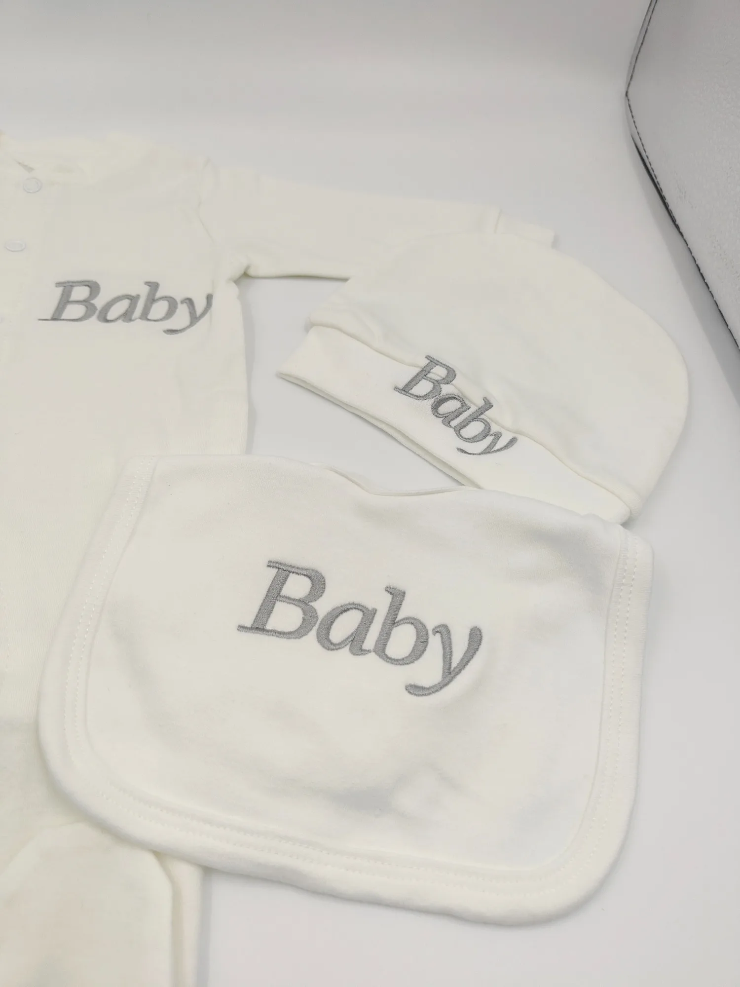 Set de regalo esencial para bebé recién nacido, mono de algodón, gorro, babero, mitones con bordado para bebé para uso diario - imagen 5