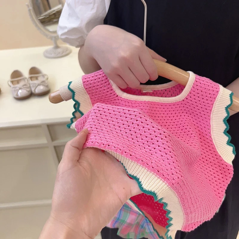 Conjuntos de ropa para niña, conjunto coreano de punto fino rosa para niña, chaleco transpirable hueco + pantalones cortos con brotes de flores de dos piezas, verano 2025 - imagen 3