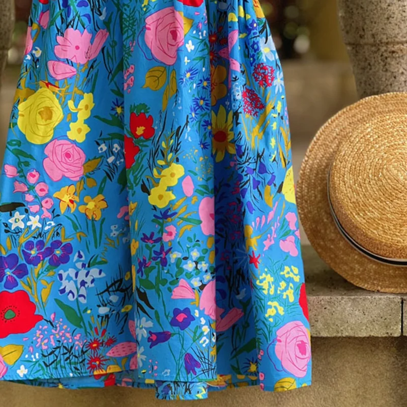 Una falda de flores azules y un sombrero de paja