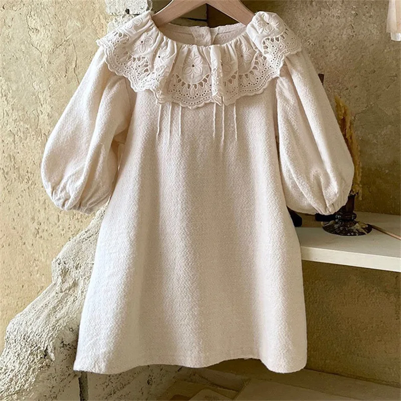 Vestido manga larga con cuello de encaje y volantes para niña