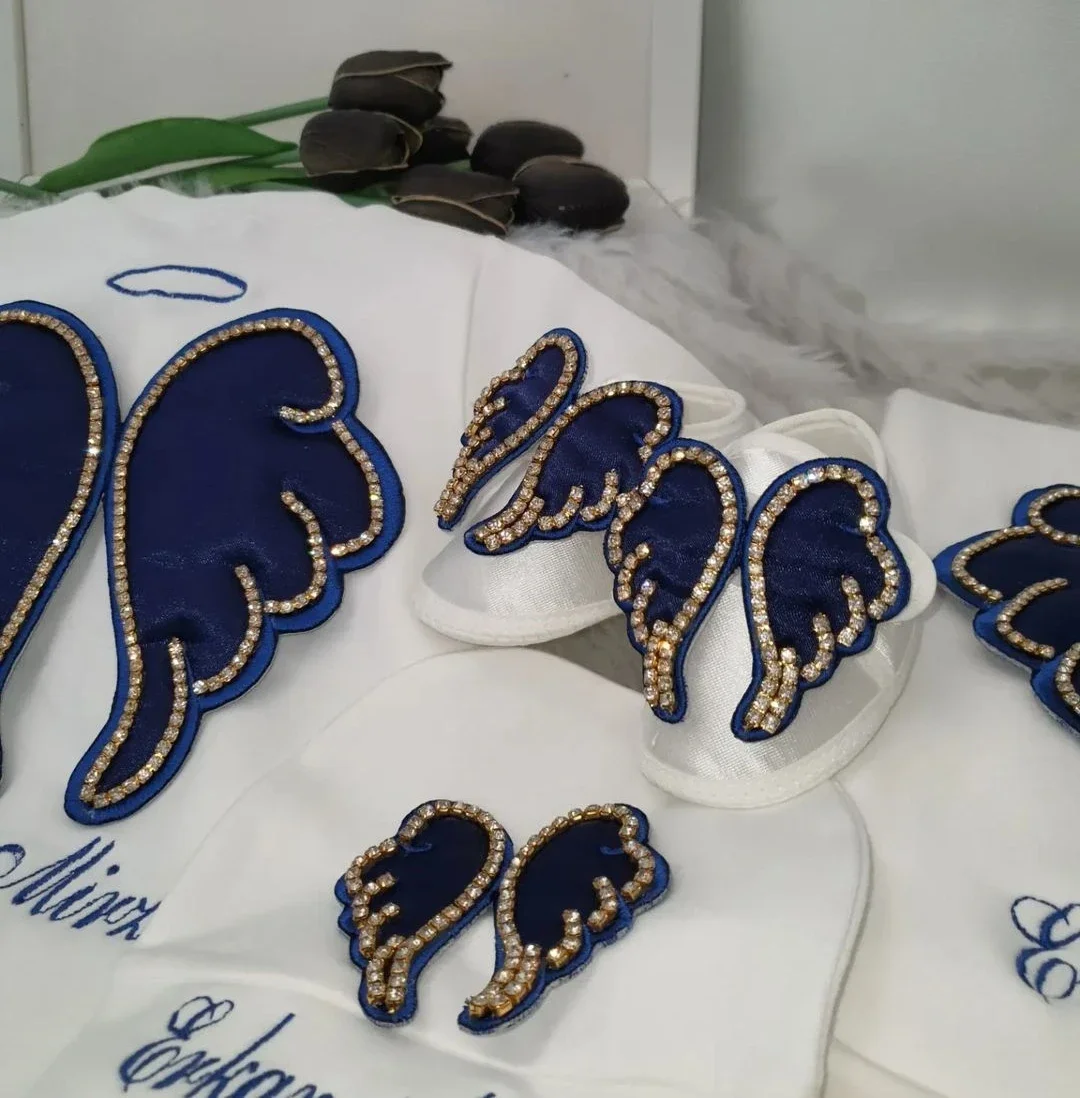 Dollbling, 10 Uds., trajes con alas, cualquier nombre, conjunto de regalo personalizado con bordado de madera dulce, pijamas para bebé, sombrero, vestido Ceremonial de bienvenida a casa - imagen 2