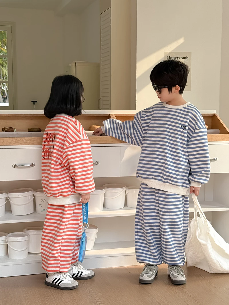 Ropa de primavera para niños, chándal para niños, conjunto de Sudadera con capucha y cuello redondo para niñas, sudadera con estampado de letras a rayas de Corea, traje de 2 uds - imagen 3