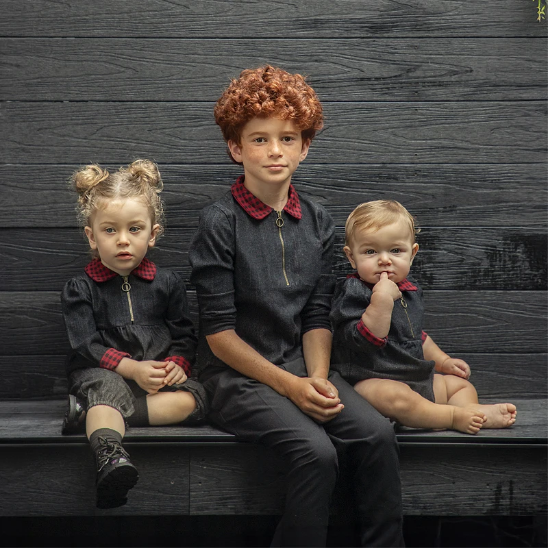 Conjunto vaquero para niña Ali-Plus – Estilo otoño con cuadros rojos - imagen 2