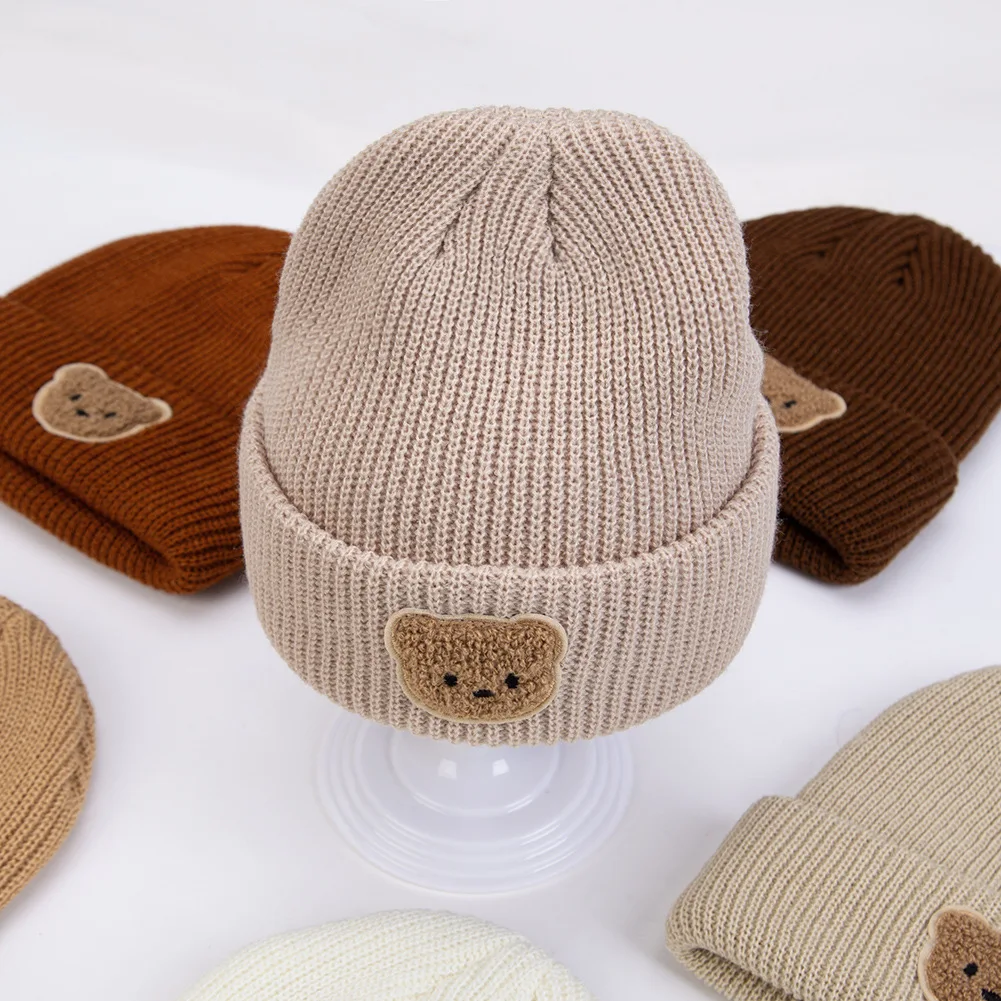 Gorro de punto para niño pequeño en uso