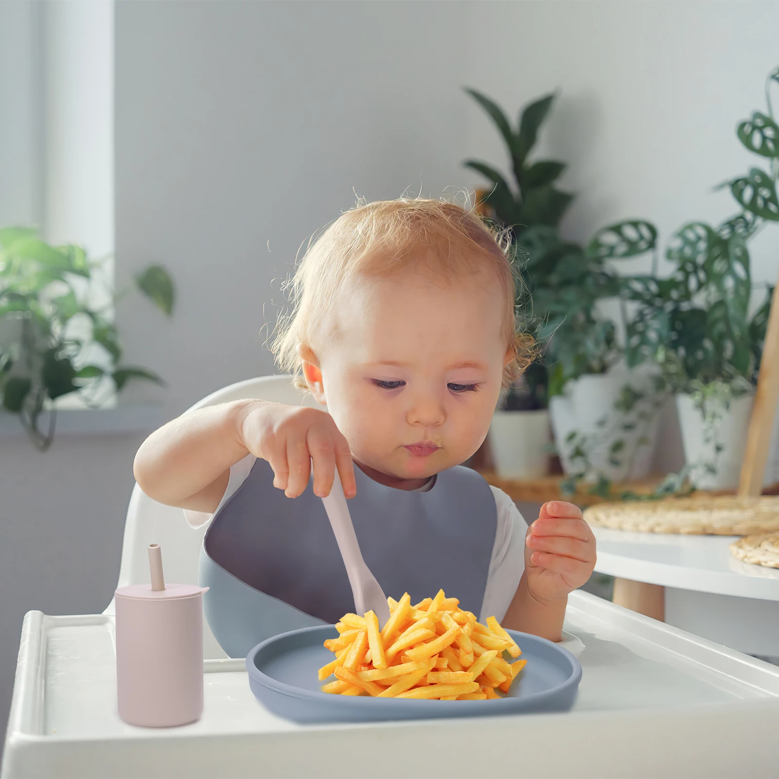 Juego de vajilla de silicona para bebé, plato con ventosas, tenedor, cuchara, babero, taza de paja, juego de vajilla para niños, suministros para bebé, 5 uds. - imagen 2