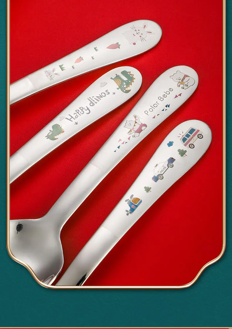 Un juego de cuatro cucharas con diseños decorativos. Cada cuchara tiene un diseño diferente, con varios personajes y patrones que parecen tener un tema infantil.