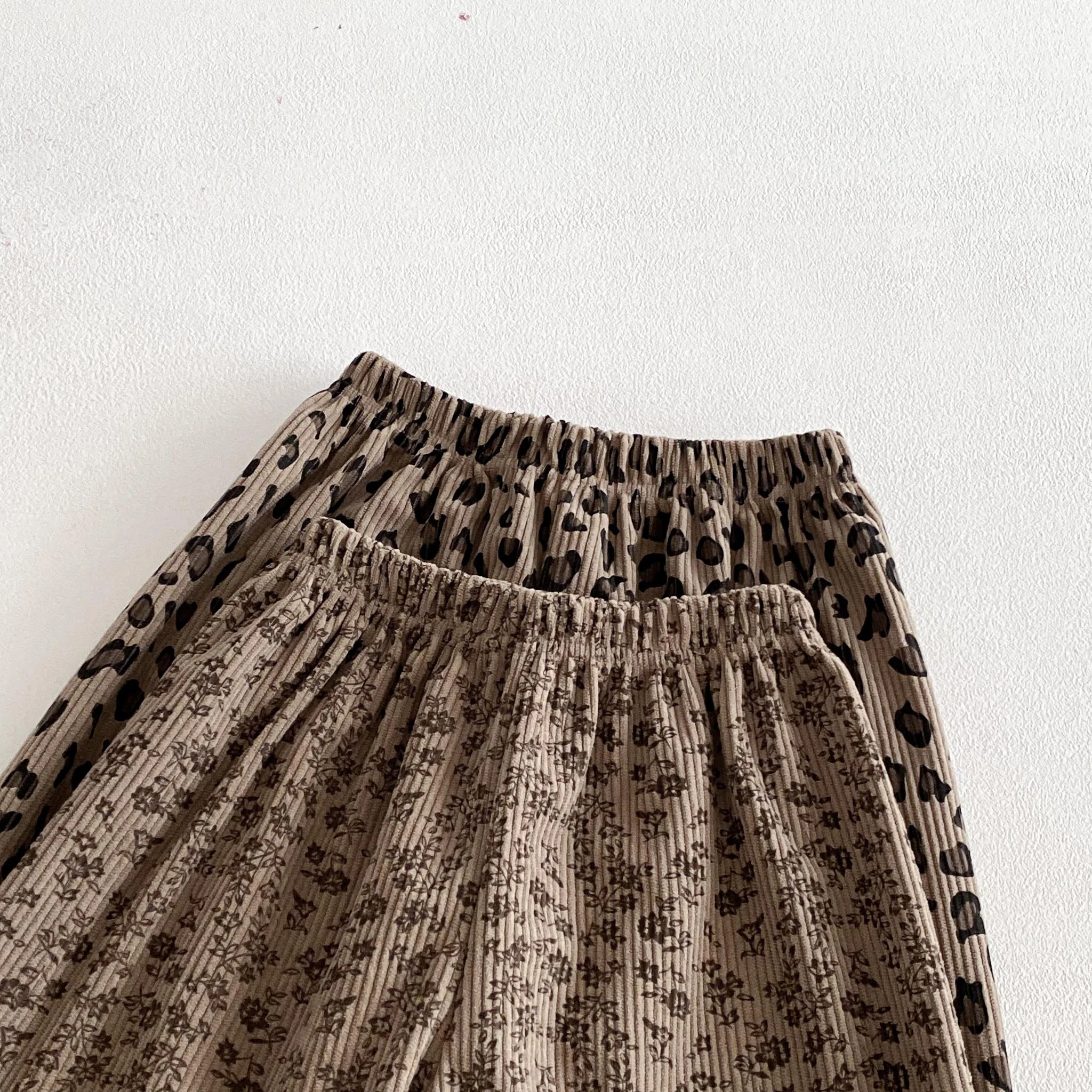 Pantalones holgados para niña con estampado de leopardo y motivos florales