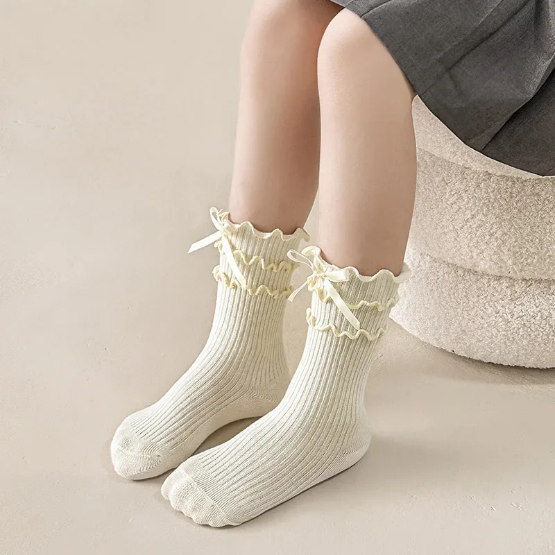 2 par/set de calcetines de algodón blanco crema estilo Lolita para niñas, calcetines de princesa con volantes de Triple capa y lazo coreano para niños pequeños y niños - imagen 4
