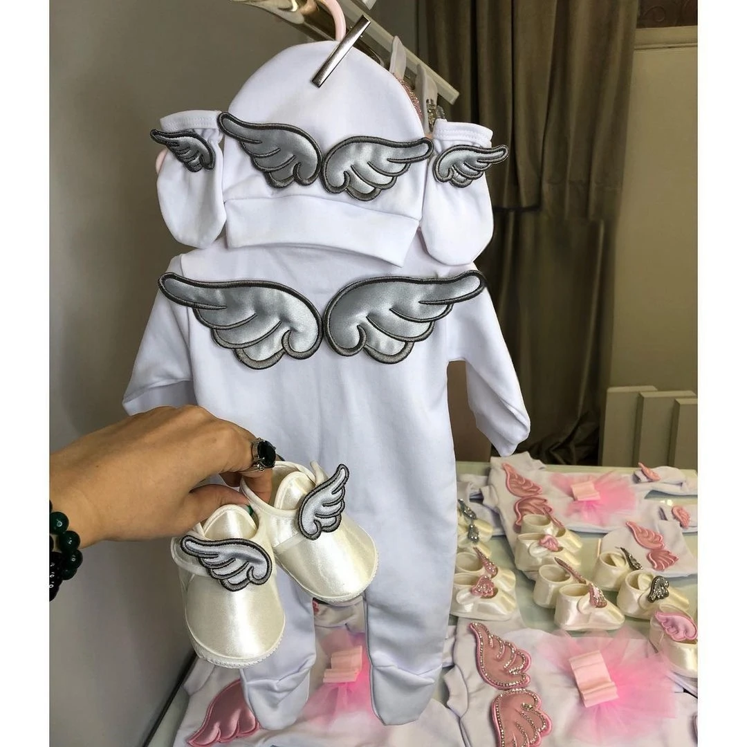 Dollbling, 4 Uds., trajes con alas, cualquier nombre, conjunto de regalo personalizado con bordado de madera dulce, pijamas para bebé, sombrero, vestido Ceremonial de bienvenida a casa - imagen 3