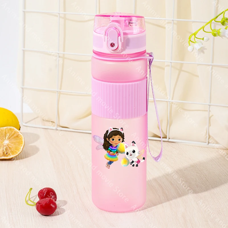 Casa de muñecas Gabby de 550ML, botella de agua deportiva para niñas, vasos de plástico reutilizables portátiles, taza de agua para viajes al aire libre, regalos de cumpleaños de moda - imagen 3
