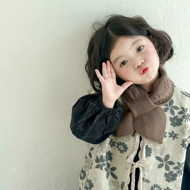 Bufanda de bebé de estilo coreano, calentador de cuello cruzado de Color sólido Simple, tejido suave y cálido para niños pequeños, ropa de abrigo fácil de combinar al aire libre - imagen 3