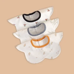 Babero impermeable de algodón orgánico para bebé con cierre botón