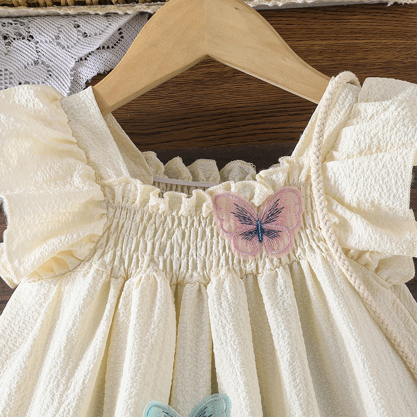 Vestido veraniego para niñas con mariposa y mangas volantes - imagen 3