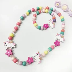 Collar infantil de cuentas con mariposas y flores para niña