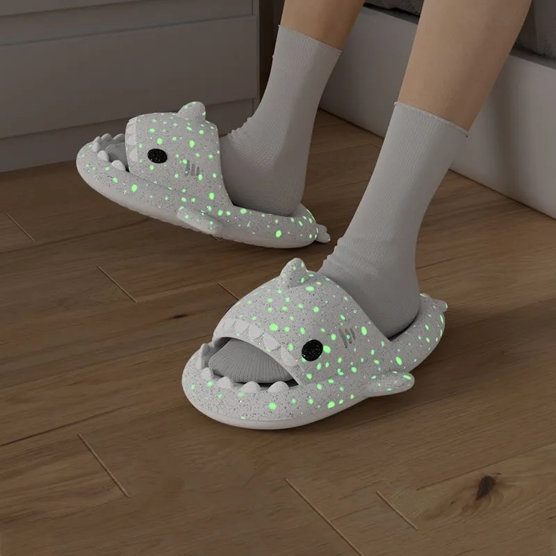 Zapatillas luminosas de tiburón para parejas, zapatos de verano a la moda para el hogar y la playa, bonito diseño de dibujos animados que brilla en la oscuridad para hombres y mujeres - imagen 3
