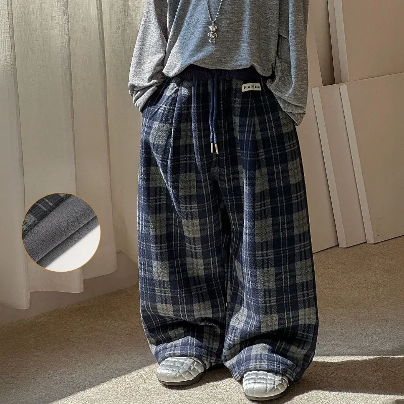 2025 Pantalones a cuadros de estilo coreano para niños: pantalones sueltos con forro polar de invierno, pantalones para niños de moda retro y agradables para la piel