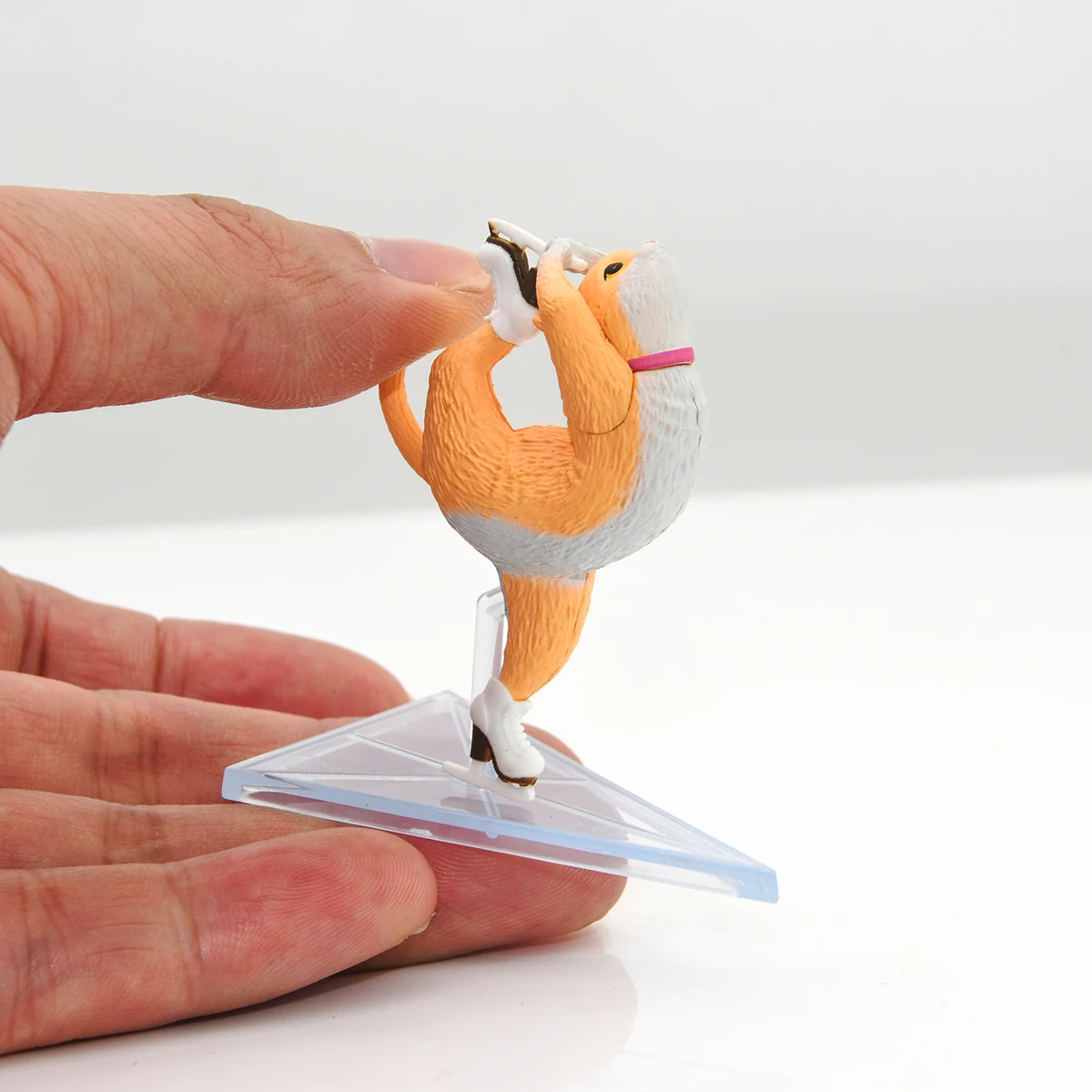 Juguetes de cápsula de color amarillo, lindos gatos kawaii en el hielo, calicó, gatito de jengibre blanco, Biellmann Spin Ina Bauer, figuras de soporte de patinaje y baile - imagen 4