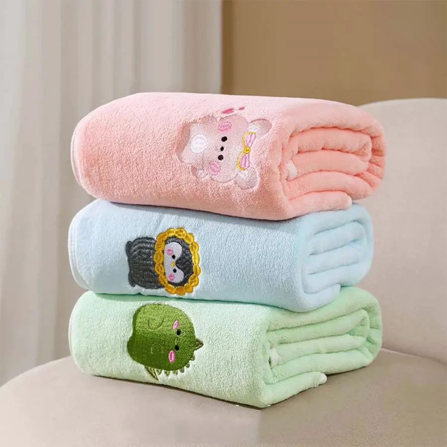 Manta polar bordada con animalitos para bebé – Arrullo y toalla - imagen 3