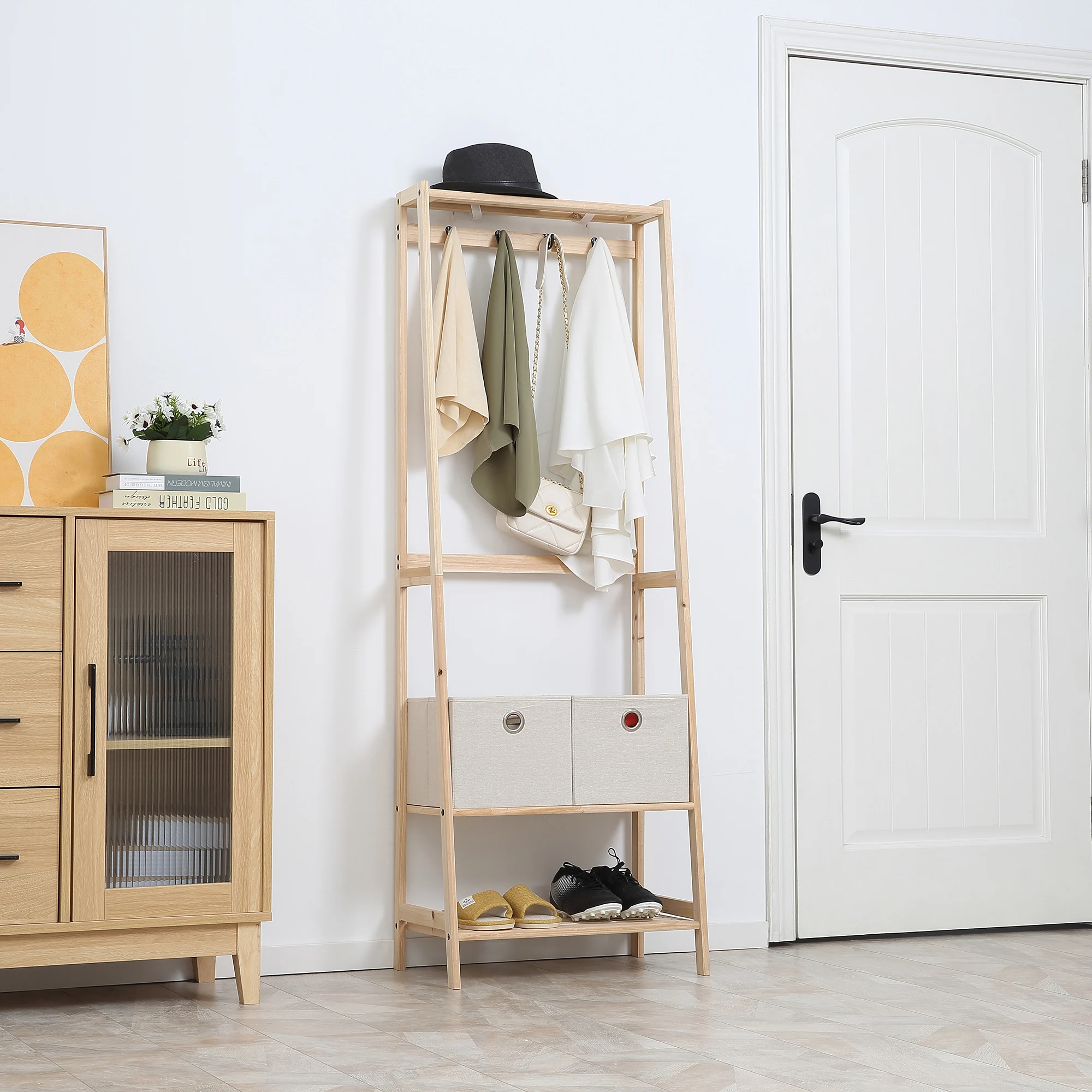 HOMCOM Perchero de Madera con Zapatero de 2 Estantes Perchero de Pie con 2 Cajones de Tela 4 Ganchos y Barra para Colgar Ropa Bolsas para Entrada Salón 58x36x168 cm Natural - imagen 2