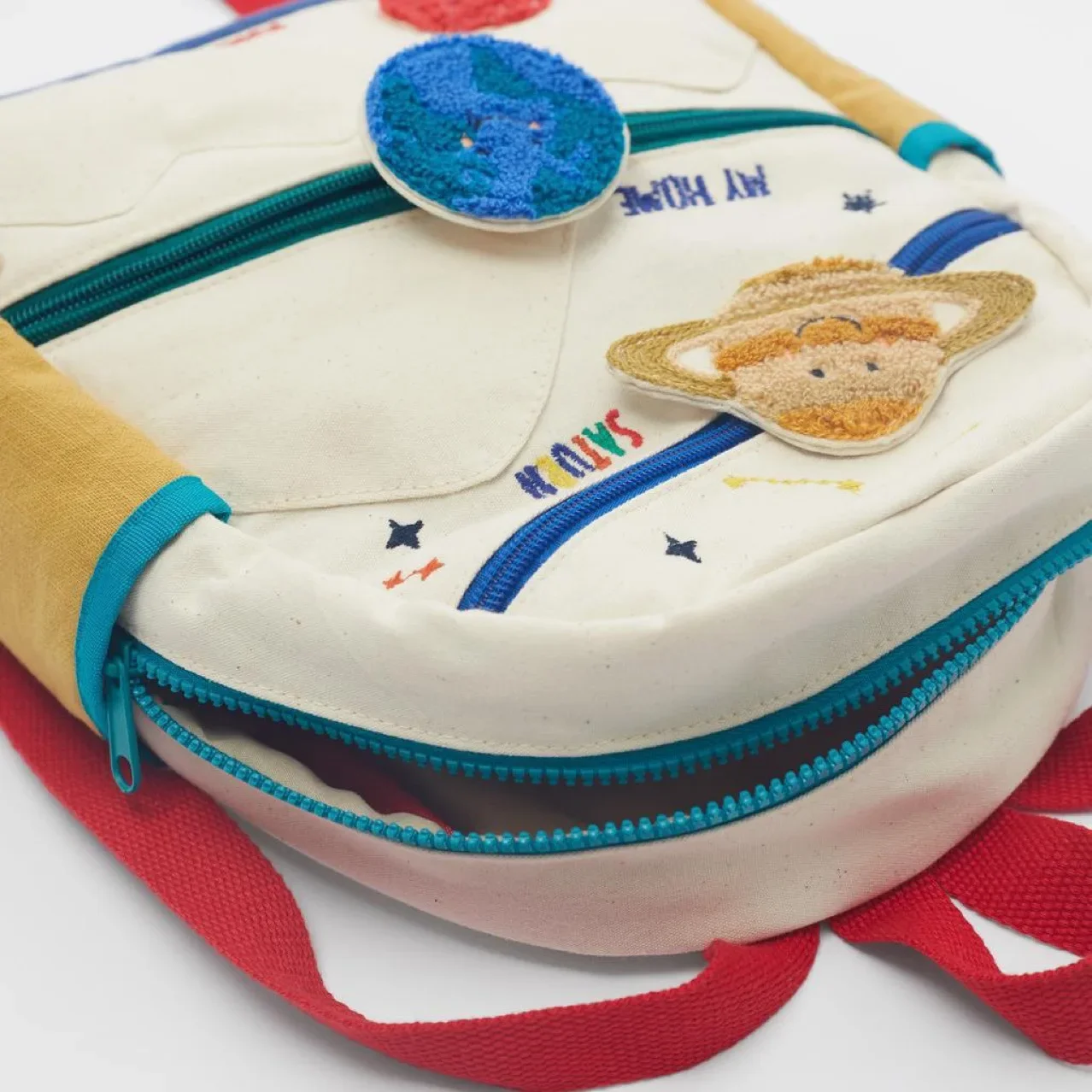 Mochila lateral mostrando correas ajustables