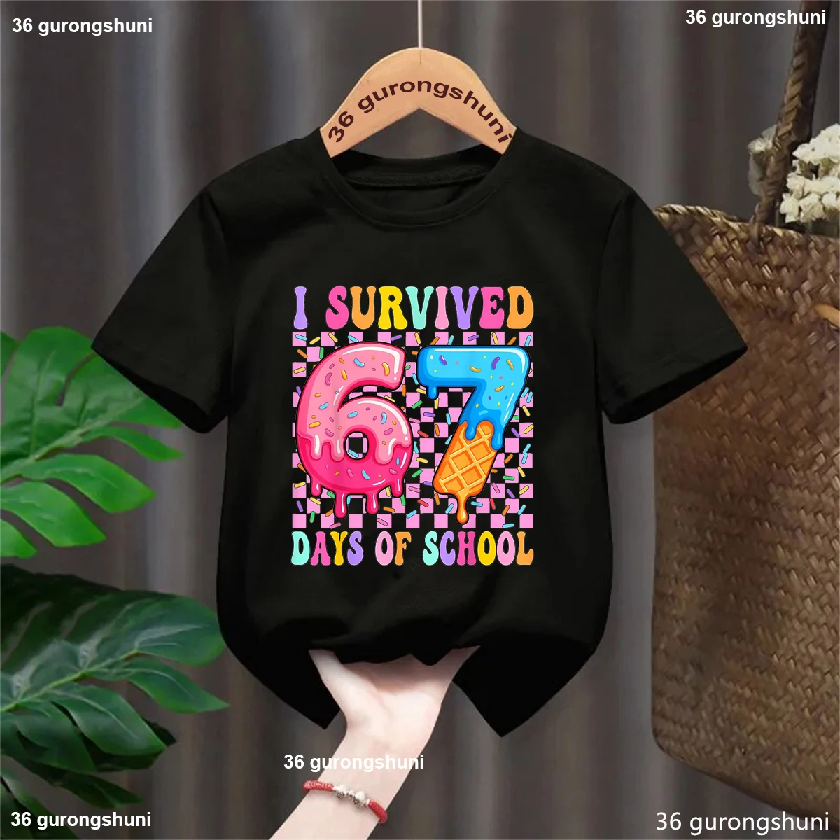 Camiseta colorida con estampado de helado sobreviví en 67 días de escuela, ropa divertida para niños y niñas, camiseta lisa de manga corta de verano