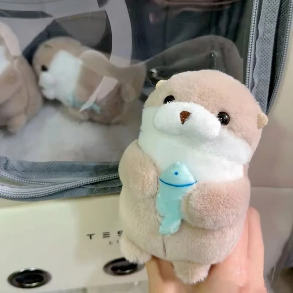 Nuevas lontras sosteniendo peces llavero de muñeco de peluche diseño lindo Material de felpa colgante muñeco de tacto suave llavero de juguete - imagen 5