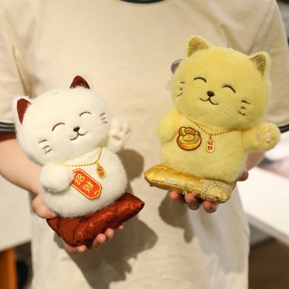 Gato de peluche navideño con collar de la suerte blando - imagen 3