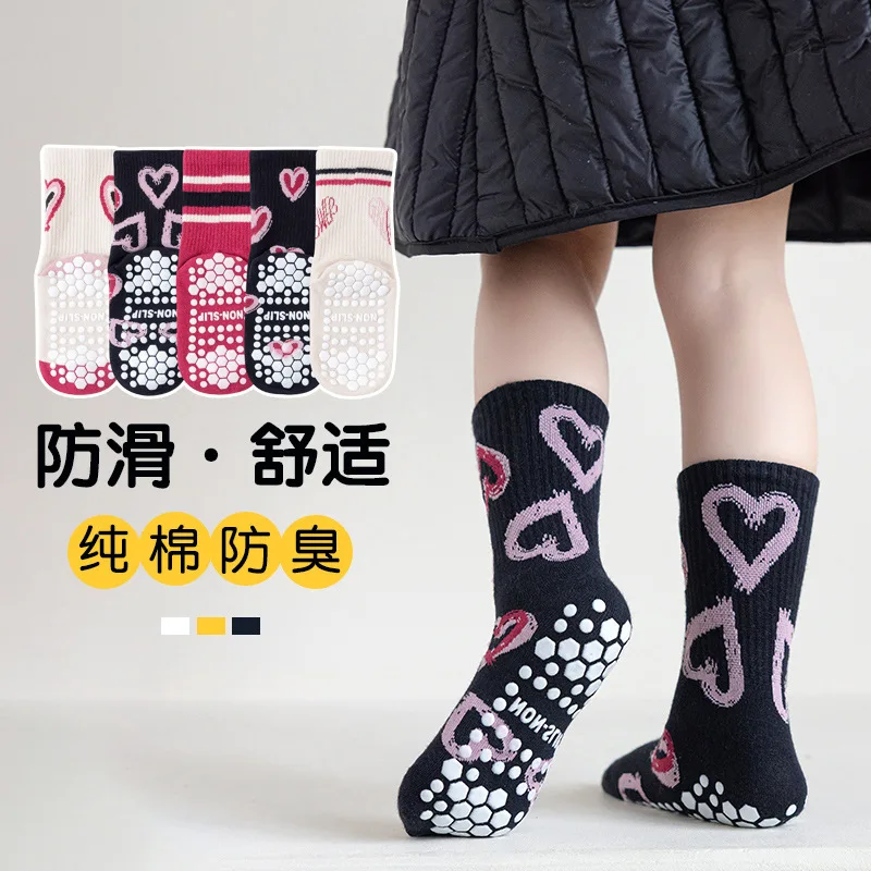 5 pares de calcetines de suelo a rayas con forma de corazón para niños, antideslizantes y duraderos, medianos y grandes, calcetines antideslizantes con patrón de corazón para niñas y niños - imagen 3