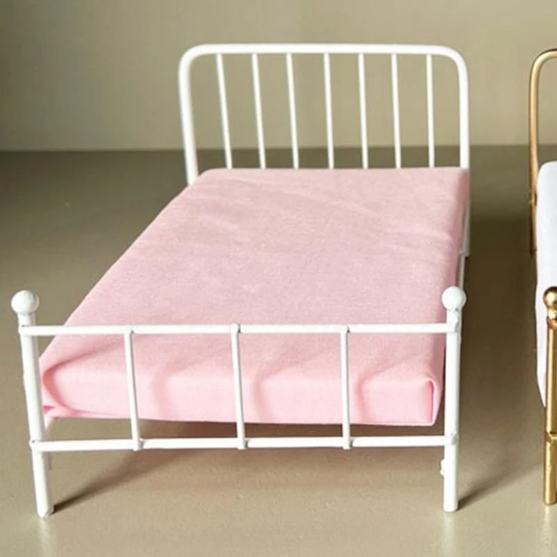 Q81a Práctico 1 12 escala Manianas en miniatura Cama Marco metal resistente blanca con colchón y almohada para jugar creativo - imagen 5