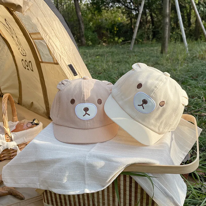 Dos sombreros de oso de peluche sentado sobre una mesa