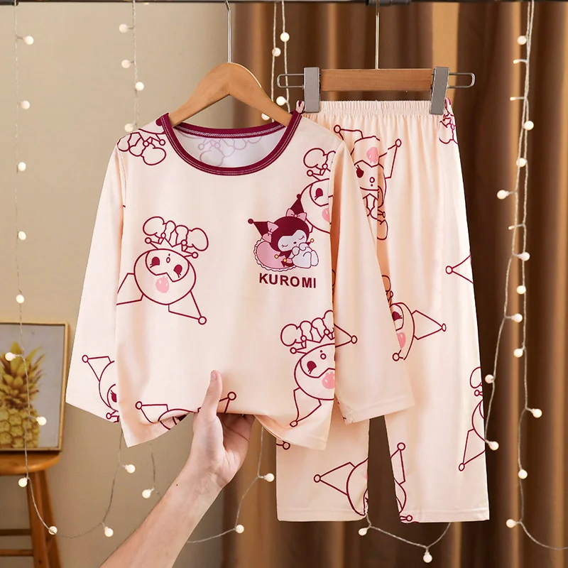 Una persona que sostiene una camisa rosa con una foto de un gato