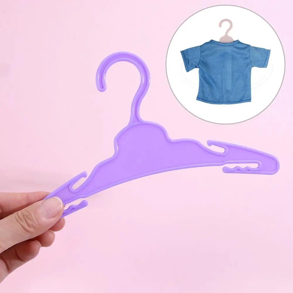 una percha de plástico púrpura