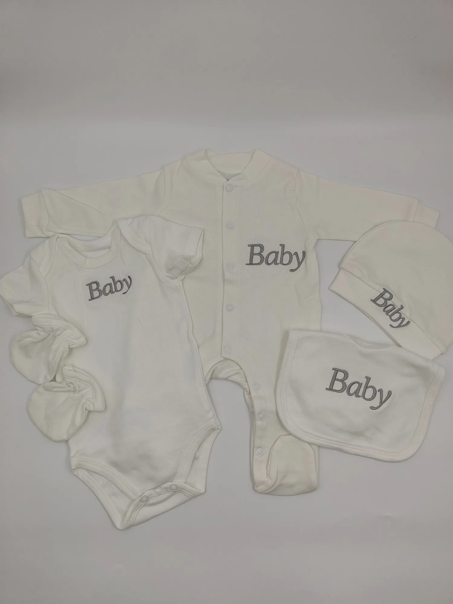 Set de regalo esencial para bebé recién nacido, mono de algodón, gorro, babero, mitones con bordado para bebé para uso diario - imagen 4