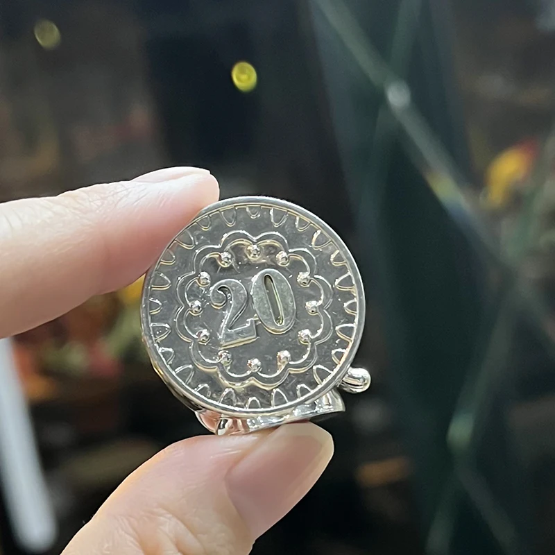 Al azar 2 unids/lote tienda rara juguetes moneda oro plata Anime figuras de acción juguetes modelo colección rara regalo niñas - imagen 3